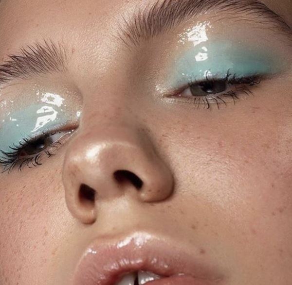 Неоновые тени и «влажные» глаза: новый тренд из Instagram