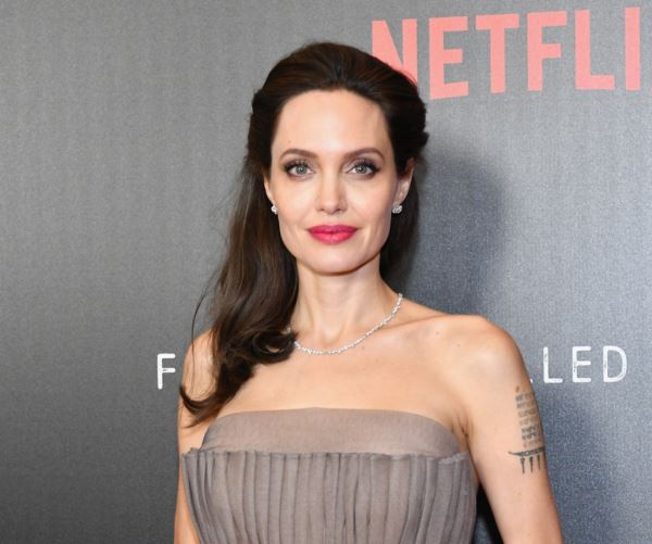Врачи, психолог и сексолог о том, какой женщиной стала Анджелина Джоли после удаления груди и яичников