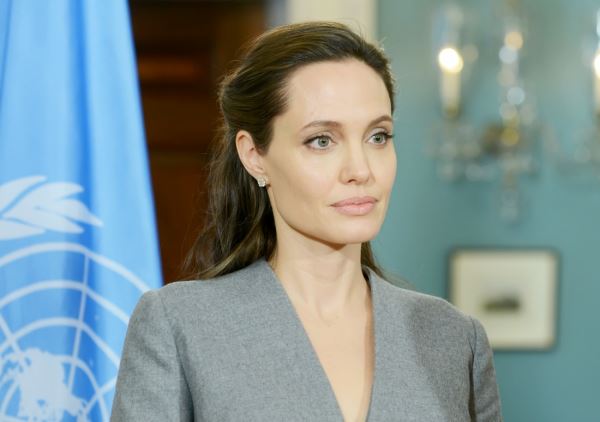 Врачи, психолог и сексолог о том, какой женщиной стала Анджелина Джоли после удаления груди и яичников