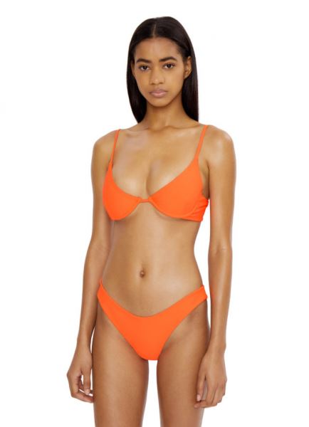 Сколько стоит: идеальный оранжевый купальник Джиджи Хадид