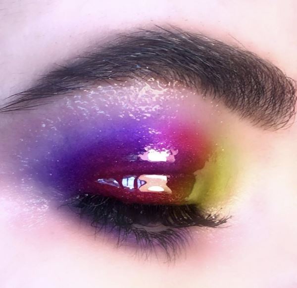 Неоновые тени и «влажные» глаза: новый тренд из Instagram