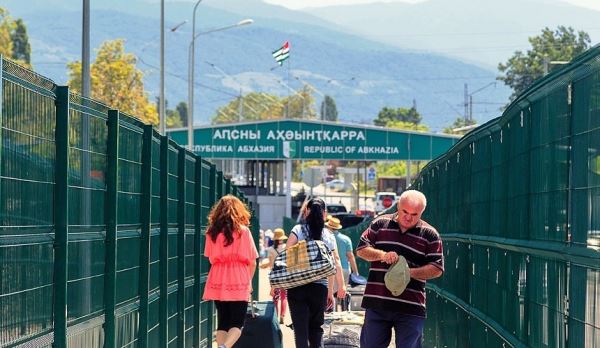Туристам включили зеленый свет на границе с Абхазией