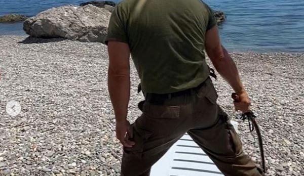 Казаки с нагайками разгоняют туристов с пляжей в Крыму